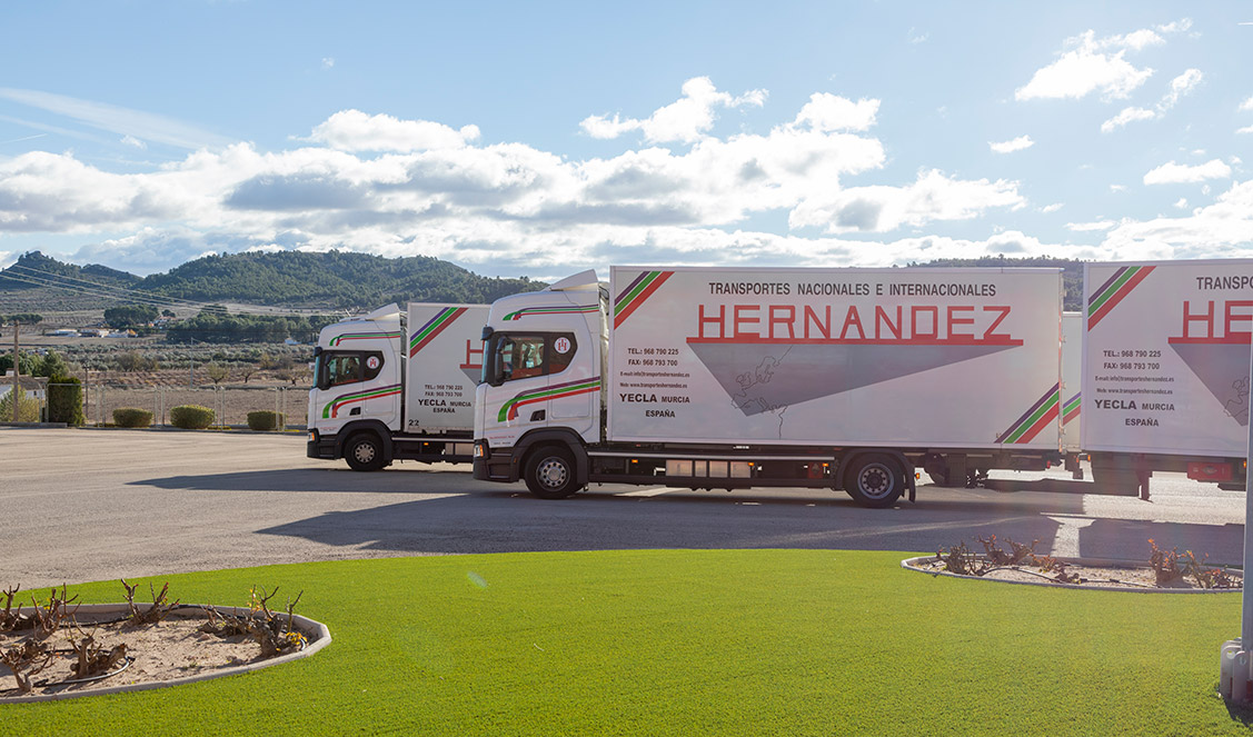 camiones de Transportes Hernández listos para partir